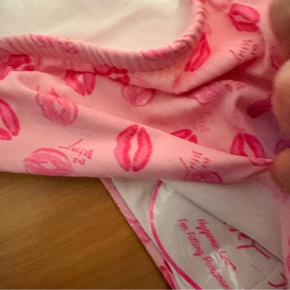 New Betsey Johnson Pink Lip-Print Bikini Set With Sarong Large - Picture 7 of 8